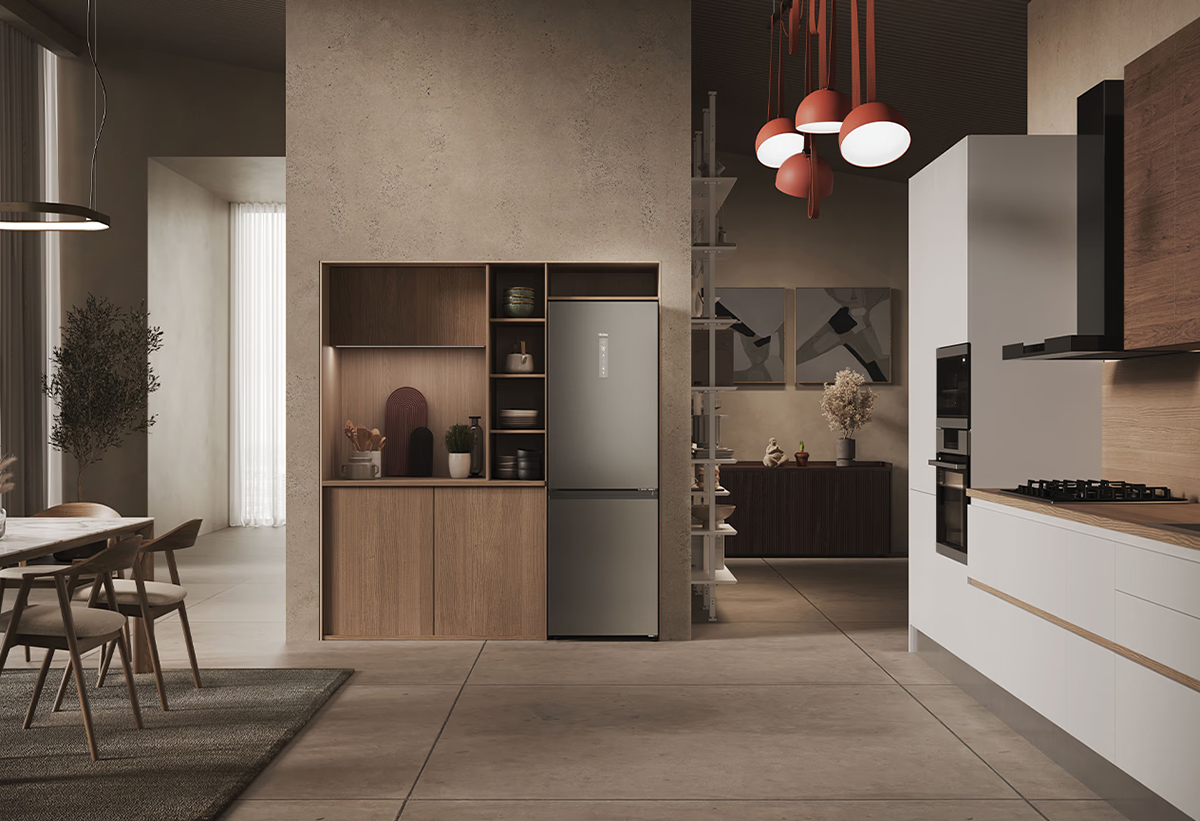 Απεικονίζεται το ψυγείο εγκατεστημένο σε κουζίνα.